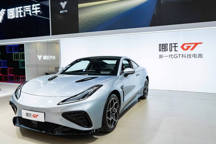 成都207哪吒汽车在智能汽车领域的表现，领途汽车在新能源汽车市场中的影响力